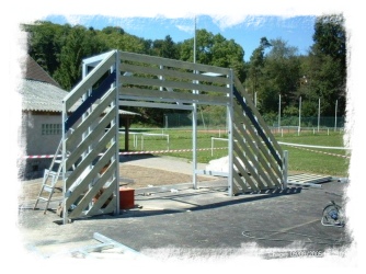 Evolution de la pose du terrain mulitsports à Besançon